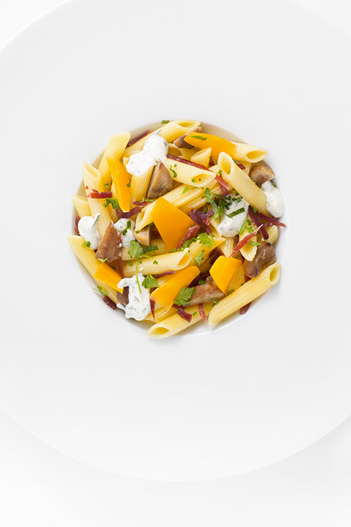 Ponthier - Penne mit maronen und geräucherter ente, mimolette-stückchen und frischen kräutern